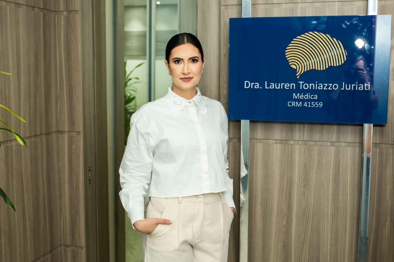 Dra. Lauren Toniazzo Juriati na clínica